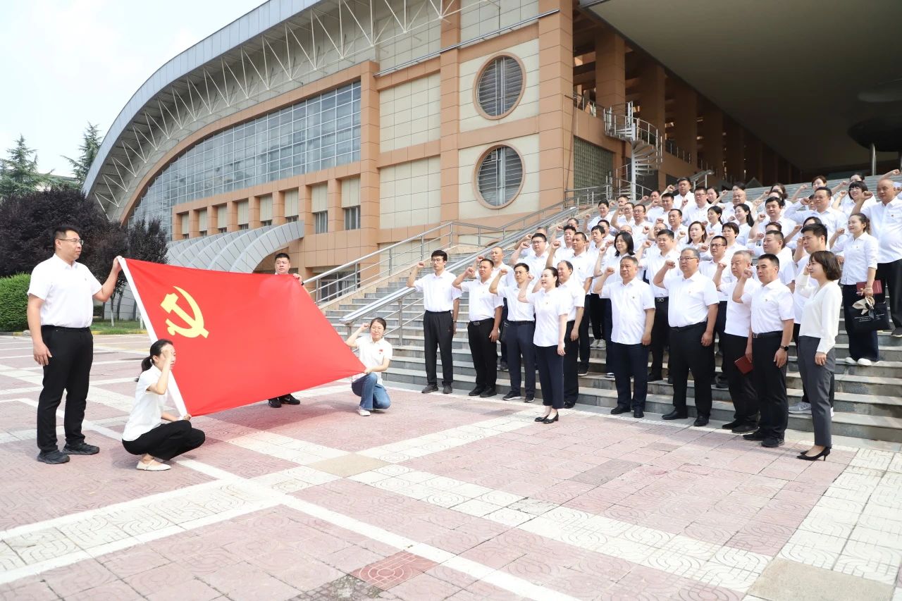 驰而不息强作风 重温誓词展担当——省体育训练中心、游泳中心召开深入贯彻中央八项规定精神学习教育专题党课暨“七一”主题党日活动